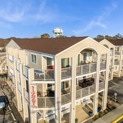 Izzy Plaza Penthouse | Oceanview, Walk to Beach