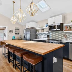 Salty Souls Retreat | 5BR + Fire Pit + Yard
