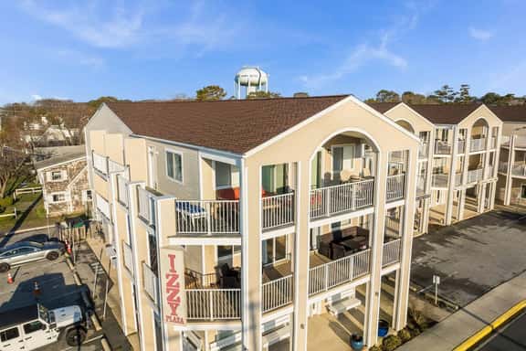Izzy Plaza Penthouse | Oceanview, Walk to Beach - Image 1