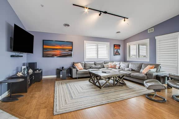 Izzy Plaza Penthouse | Oceanview, Walk to Beach