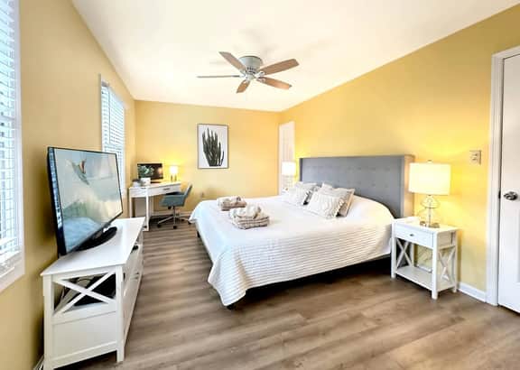 Downtown Shores | Coastal Chic • Walk to Beach