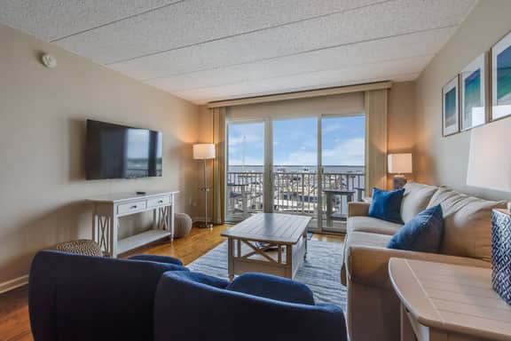 Golden Hour Getaway | Marina & Bay Views in Dewey