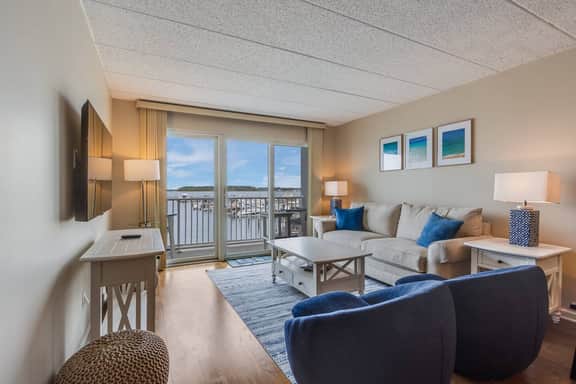 Golden Hour Getaway | Marina & Bay Views in Dewey