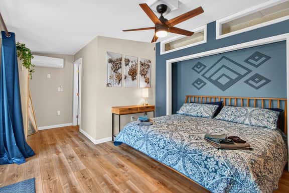 Salty Souls Retreat | 5BR + Fire Pit + Yard