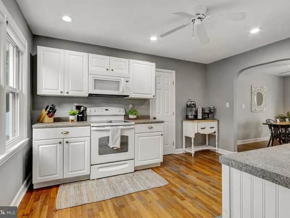 Coastal Cottage | 4BR, Dog-Friendly, Sleeps 10