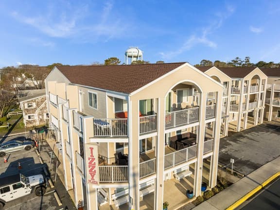Izzy Plaza Penthouse | Oceanview, Walk to Beach