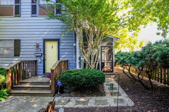 Downtown Shores | Coastal Chic • Walk to Beach