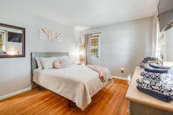 Island Dreams Coastal Cottage | Yard | Dogs OK