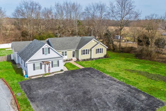 Coastal Quarters-2 Units -Sleeps 18, Yard, Firepit
