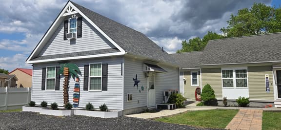Coastal Quarters - Unit 1 - Charming 2 BR Getaway
